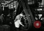 Immagine di Mezza carreggiata linea di assemblaggio Akron Ohio USA, 1941, secondo 46 filmato di repertorio 65675030485