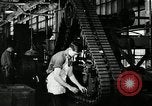 Immagine di Mezza carreggiata linea di assemblaggio Akron Ohio USA, 1941, secondo 48 filmato di repertorio 65675030485