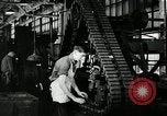 Immagine di Mezza carreggiata linea di assemblaggio Akron Ohio USA, 1941, secondo 49 filmato di repertorio 65675030485
