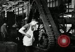 Immagine di Mezza carreggiata linea di assemblaggio Akron Ohio USA, 1941, secondo 50 filmato di repertorio 65675030485