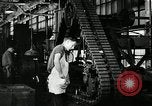 Immagine di Mezza carreggiata linea di assemblaggio Akron Ohio USA, 1941, secondo 51 filmato di repertorio 65675030485