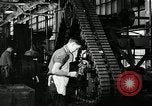 Immagine di Mezza carreggiata linea di assemblaggio Akron Ohio USA, 1941, secondo 52 filmato di repertorio 65675030485