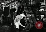 Immagine di Mezza carreggiata linea di assemblaggio Akron Ohio USA, 1941, secondo 53 filmato di repertorio 65675030485