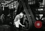 Immagine di Mezza carreggiata linea di assemblaggio Akron Ohio USA, 1941, secondo 54 filmato di repertorio 65675030485