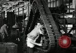 Immagine di Mezza carreggiata linea di assemblaggio Akron Ohio USA, 1941, secondo 57 filmato di repertorio 65675030485