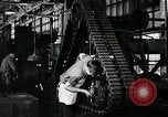 Immagine di Mezza carreggiata linea di assemblaggio Akron Ohio USA, 1941, secondo 58 filmato di repertorio 65675030485