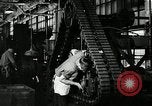Immagine di Mezza carreggiata linea di assemblaggio Akron Ohio USA, 1941, secondo 59 filmato di repertorio 65675030485