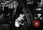 Immagine di Mezza carreggiata linea di assemblaggio Akron Ohio USA, 1941, secondo 60 filmato di repertorio 65675030485