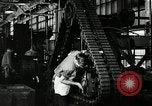 Immagine di Mezza carreggiata linea di assemblaggio Akron Ohio USA, 1941, secondo 61 filmato di repertorio 65675030485