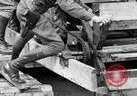 Standbild US Army Soldaten United States USA, 1942, aus Sekunde 62 historischem Filmmaterial Videoclip 65675030491