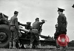 Image visiter agents latino-américain découvrez obusier 155 mm Fort Sill Oklahoma USA, 1942, de la seconde 3 séquences d'archives historiques vidéo 65675030493
