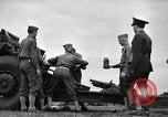 Image visiter agents latino-américain découvrez obusier 155 mm Fort Sill Oklahoma USA, 1942, de la seconde 6 séquences d'archives historiques vidéo 65675030493