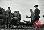 Image visiter agents latino-américain découvrez obusier 155 mm Fort Sill Oklahoma USA, 1942, de la seconde 7 séquences d'archives historiques vidéo 65675030493