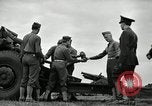 Image visiter agents latino-américain découvrez obusier 155 mm Fort Sill Oklahoma USA, 1942, de la seconde 8 séquences d'archives historiques vidéo 65675030493