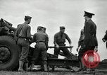 Image visiter agents latino-américain découvrez obusier 155 mm Fort Sill Oklahoma USA, 1942, de la seconde 9 séquences d'archives historiques vidéo 65675030493