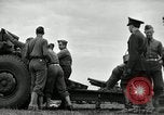 Image visiter agents latino-américain découvrez obusier 155 mm Fort Sill Oklahoma USA, 1942, de la seconde 10 séquences d'archives historiques vidéo 65675030493