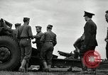 Image visiter agents latino-américain découvrez obusier 155 mm Fort Sill Oklahoma USA, 1942, de la seconde 11 séquences d'archives historiques vidéo 65675030493