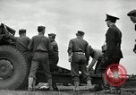Image visiter agents latino-américain découvrez obusier 155 mm Fort Sill Oklahoma USA, 1942, de la seconde 12 séquences d'archives historiques vidéo 65675030493