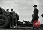 Image visiter agents latino-américain découvrez obusier 155 mm Fort Sill Oklahoma USA, 1942, de la seconde 15 séquences d'archives historiques vidéo 65675030493