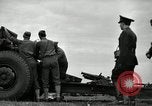 Image visiter agents latino-américain découvrez obusier 155 mm Fort Sill Oklahoma USA, 1942, de la seconde 16 séquences d'archives historiques vidéo 65675030493