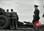 Image visiter agents latino-américain découvrez obusier 155 mm Fort Sill Oklahoma USA, 1942, de la seconde 17 séquences d'archives historiques vidéo 65675030493