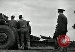 Image visiter agents latino-américain découvrez obusier 155 mm Fort Sill Oklahoma USA, 1942, de la seconde 18 séquences d'archives historiques vidéo 65675030493