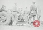 Image visiter agents latino-américain découvrez obusier 155 mm Fort Sill Oklahoma USA, 1942, de la seconde 20 séquences d'archives historiques vidéo 65675030493