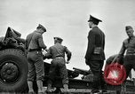 Image visiter agents latino-américain découvrez obusier 155 mm Fort Sill Oklahoma USA, 1942, de la seconde 24 séquences d'archives historiques vidéo 65675030493