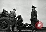 Image visiter agents latino-américain découvrez obusier 155 mm Fort Sill Oklahoma USA, 1942, de la seconde 27 séquences d'archives historiques vidéo 65675030493