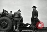 Image visiter agents latino-américain découvrez obusier 155 mm Fort Sill Oklahoma USA, 1942, de la seconde 28 séquences d'archives historiques vidéo 65675030493