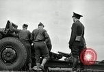 Image visiter agents latino-américain découvrez obusier 155 mm Fort Sill Oklahoma USA, 1942, de la seconde 29 séquences d'archives historiques vidéo 65675030493