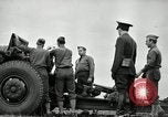 Image visiter agents latino-américain découvrez obusier 155 mm Fort Sill Oklahoma USA, 1942, de la seconde 32 séquences d'archives historiques vidéo 65675030493