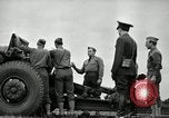 Image visiter agents latino-américain découvrez obusier 155 mm Fort Sill Oklahoma USA, 1942, de la seconde 33 séquences d'archives historiques vidéo 65675030493