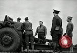 Image visiter agents latino-américain découvrez obusier 155 mm Fort Sill Oklahoma USA, 1942, de la seconde 34 séquences d'archives historiques vidéo 65675030493