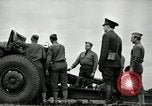 Image visiter agents latino-américain découvrez obusier 155 mm Fort Sill Oklahoma USA, 1942, de la seconde 36 séquences d'archives historiques vidéo 65675030493