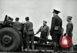 Image visiter agents latino-américain découvrez obusier 155 mm Fort Sill Oklahoma USA, 1942, de la seconde 38 séquences d'archives historiques vidéo 65675030493