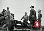 Image visiter agents latino-américain découvrez obusier 155 mm Fort Sill Oklahoma USA, 1942, de la seconde 39 séquences d'archives historiques vidéo 65675030493