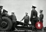 Image visiter agents latino-américain découvrez obusier 155 mm Fort Sill Oklahoma USA, 1942, de la seconde 40 séquences d'archives historiques vidéo 65675030493