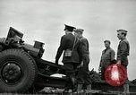 Image visiter agents latino-américain découvrez obusier 155 mm Fort Sill Oklahoma USA, 1942, de la seconde 42 séquences d'archives historiques vidéo 65675030493
