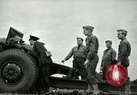 Image visiter agents latino-américain découvrez obusier 155 mm Fort Sill Oklahoma USA, 1942, de la seconde 44 séquences d'archives historiques vidéo 65675030493