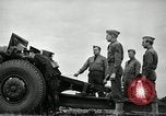 Image visiter agents latino-américain découvrez obusier 155 mm Fort Sill Oklahoma USA, 1942, de la seconde 45 séquences d'archives historiques vidéo 65675030493