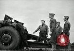 Image visiter agents latino-américain découvrez obusier 155 mm Fort Sill Oklahoma USA, 1942, de la seconde 46 séquences d'archives historiques vidéo 65675030493