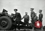Image visiter agents latino-américain découvrez obusier 155 mm Fort Sill Oklahoma USA, 1942, de la seconde 47 séquences d'archives historiques vidéo 65675030493