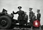 Image visiter agents latino-américain découvrez obusier 155 mm Fort Sill Oklahoma USA, 1942, de la seconde 48 séquences d'archives historiques vidéo 65675030493