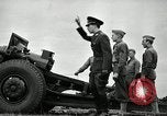 Image visiter agents latino-américain découvrez obusier 155 mm Fort Sill Oklahoma USA, 1942, de la seconde 49 séquences d'archives historiques vidéo 65675030493