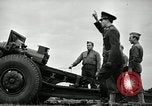 Image visiter agents latino-américain découvrez obusier 155 mm Fort Sill Oklahoma USA, 1942, de la seconde 50 séquences d'archives historiques vidéo 65675030493