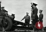 Image visiter agents latino-américain découvrez obusier 155 mm Fort Sill Oklahoma USA, 1942, de la seconde 51 séquences d'archives historiques vidéo 65675030493