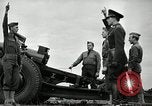 Image visiter agents latino-américain découvrez obusier 155 mm Fort Sill Oklahoma USA, 1942, de la seconde 52 séquences d'archives historiques vidéo 65675030493