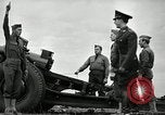 Image visiter agents latino-américain découvrez obusier 155 mm Fort Sill Oklahoma USA, 1942, de la seconde 53 séquences d'archives historiques vidéo 65675030493