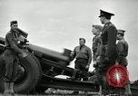 Image visiter agents latino-américain découvrez obusier 155 mm Fort Sill Oklahoma USA, 1942, de la seconde 54 séquences d'archives historiques vidéo 65675030493